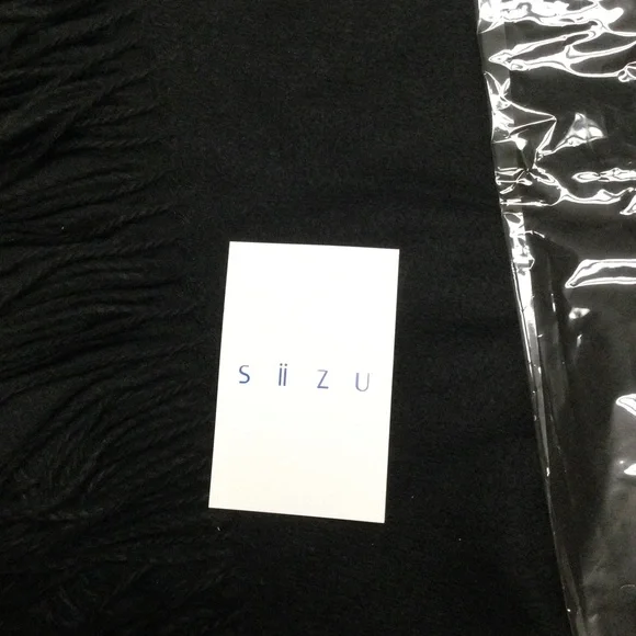 Pom hat and scarf - Picture 7 of 7